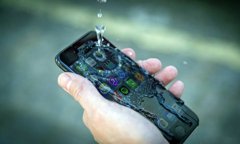 Попала вода в динамик айфон что делать